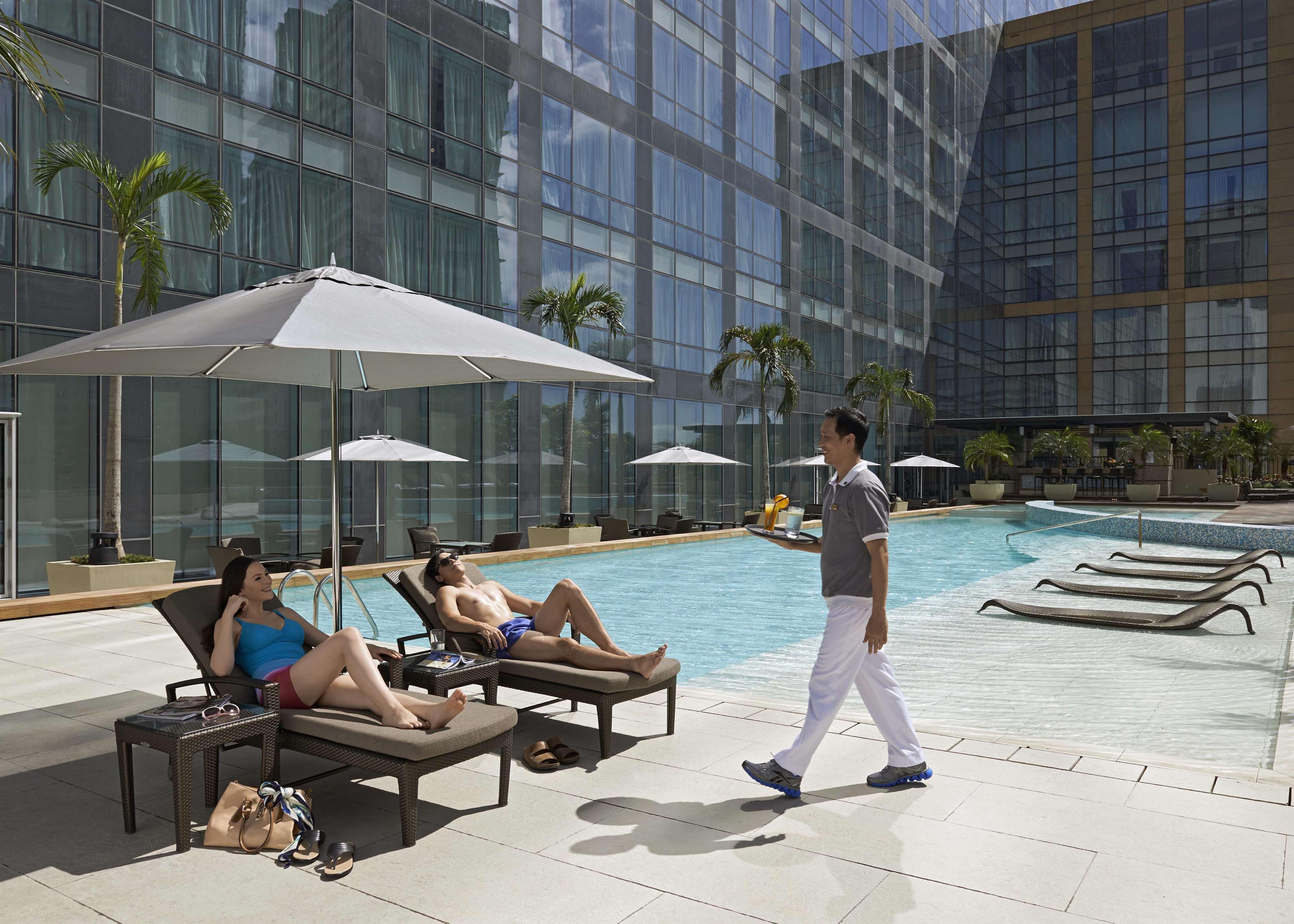 Fairmont Makati Hotel Makati City Екстериор снимка The pool at the hotel
