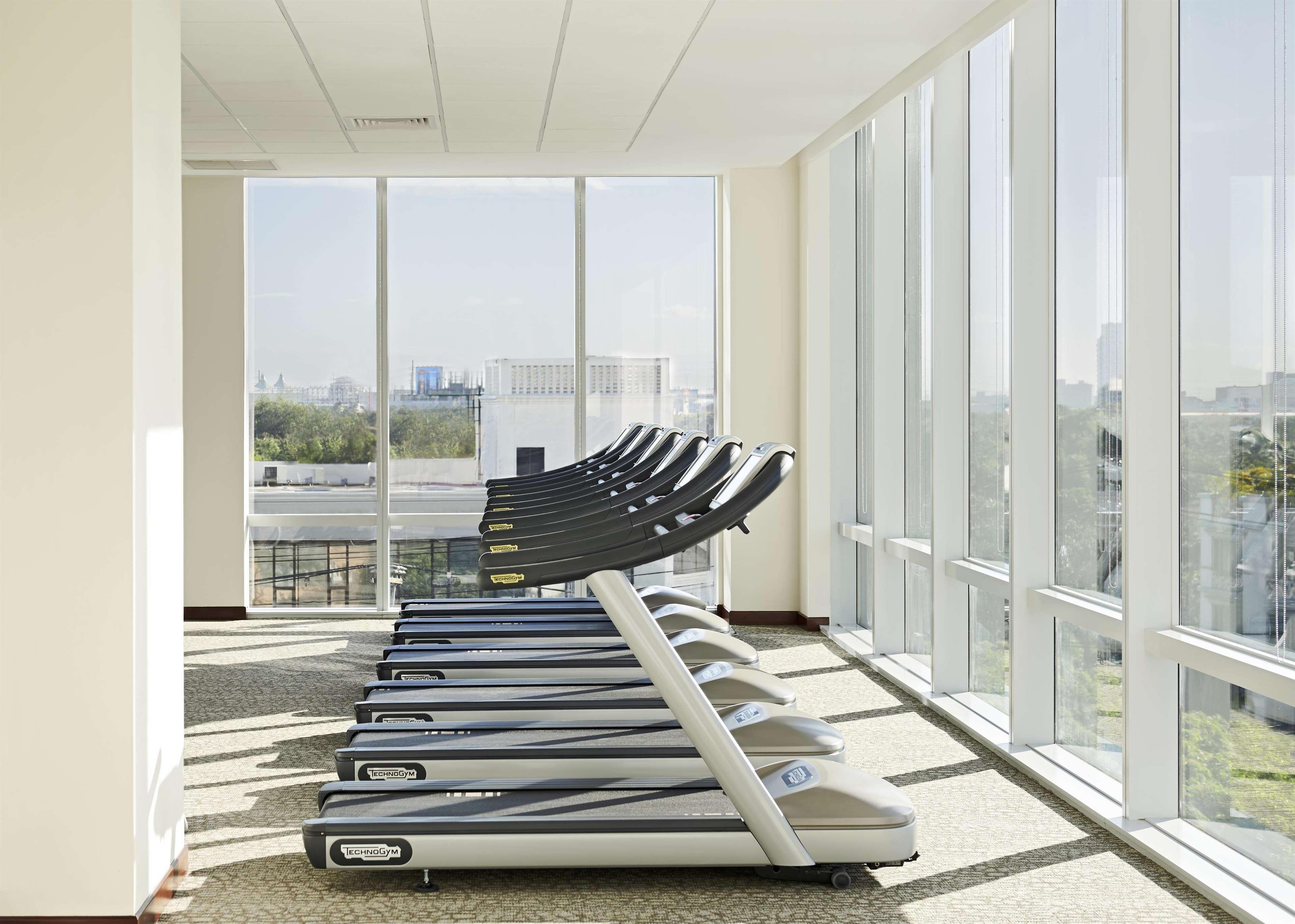 Fairmont Makati Hotel Makati City Екстериор снимка The gym at the hotel
