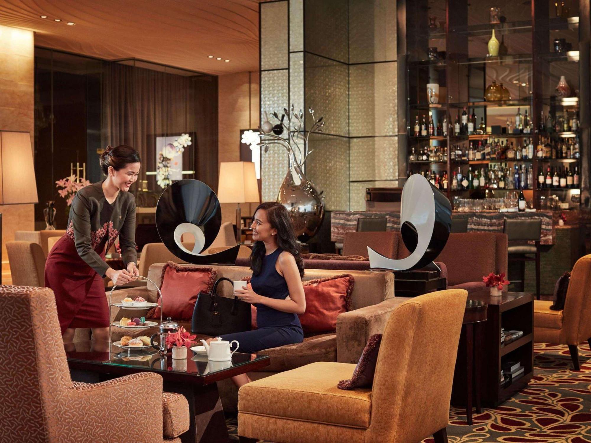 Fairmont Makati Hotel Makati City Екстериор снимка The Bar