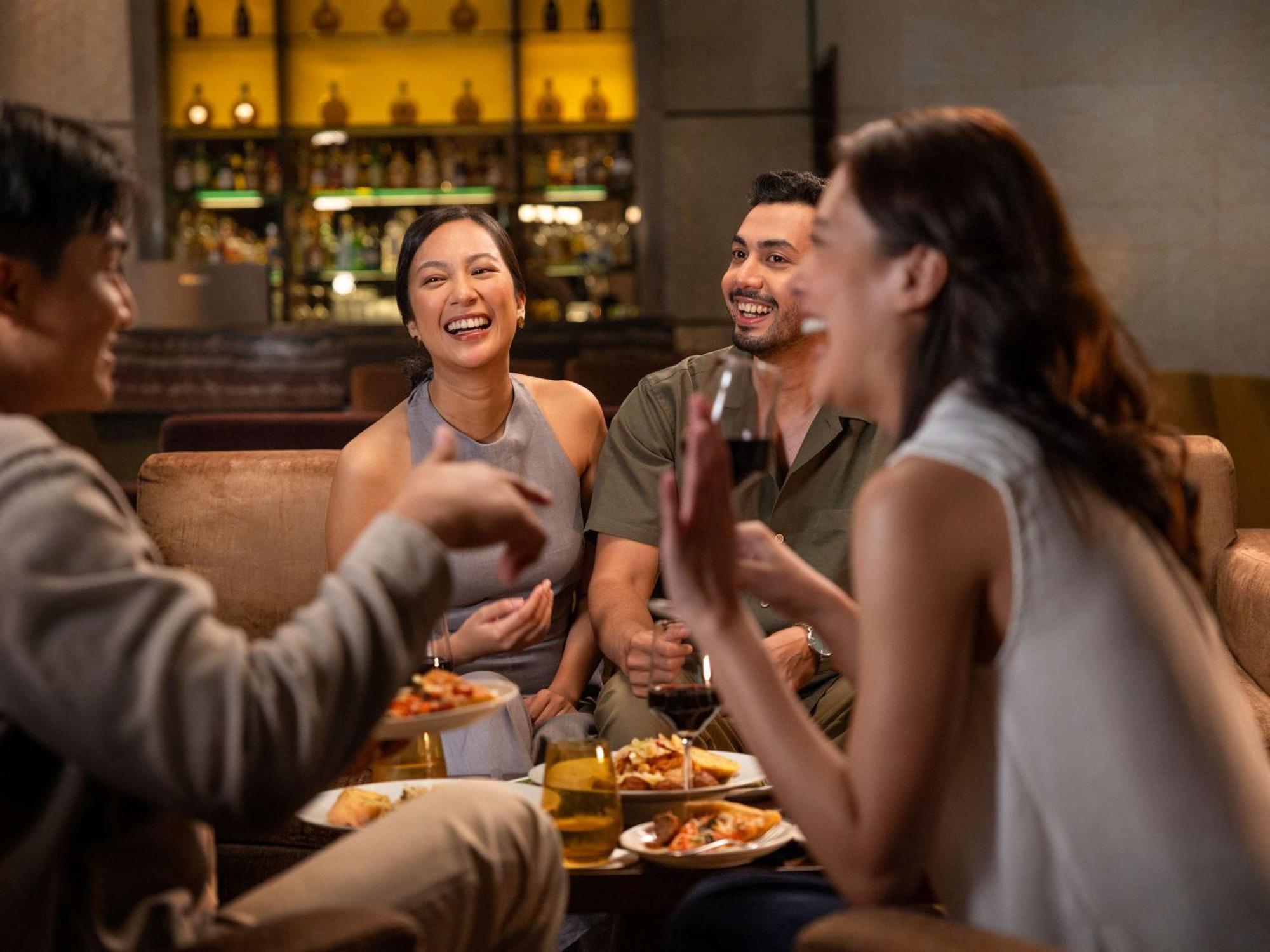 Fairmont Makati Hotel Makati City Екстериор снимка A group of friends at a bar