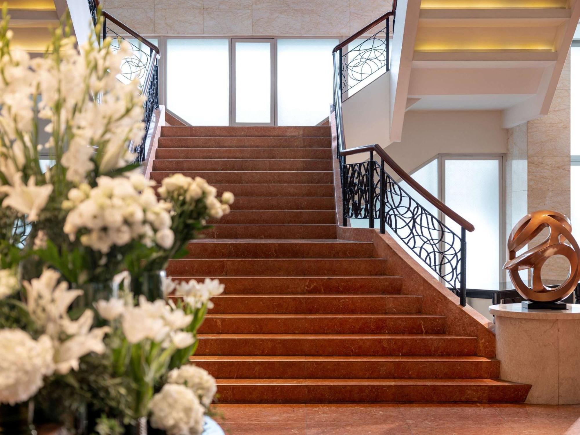 Fairmont Makati Hotel Makati City Екстериор снимка The staircase at the lobby