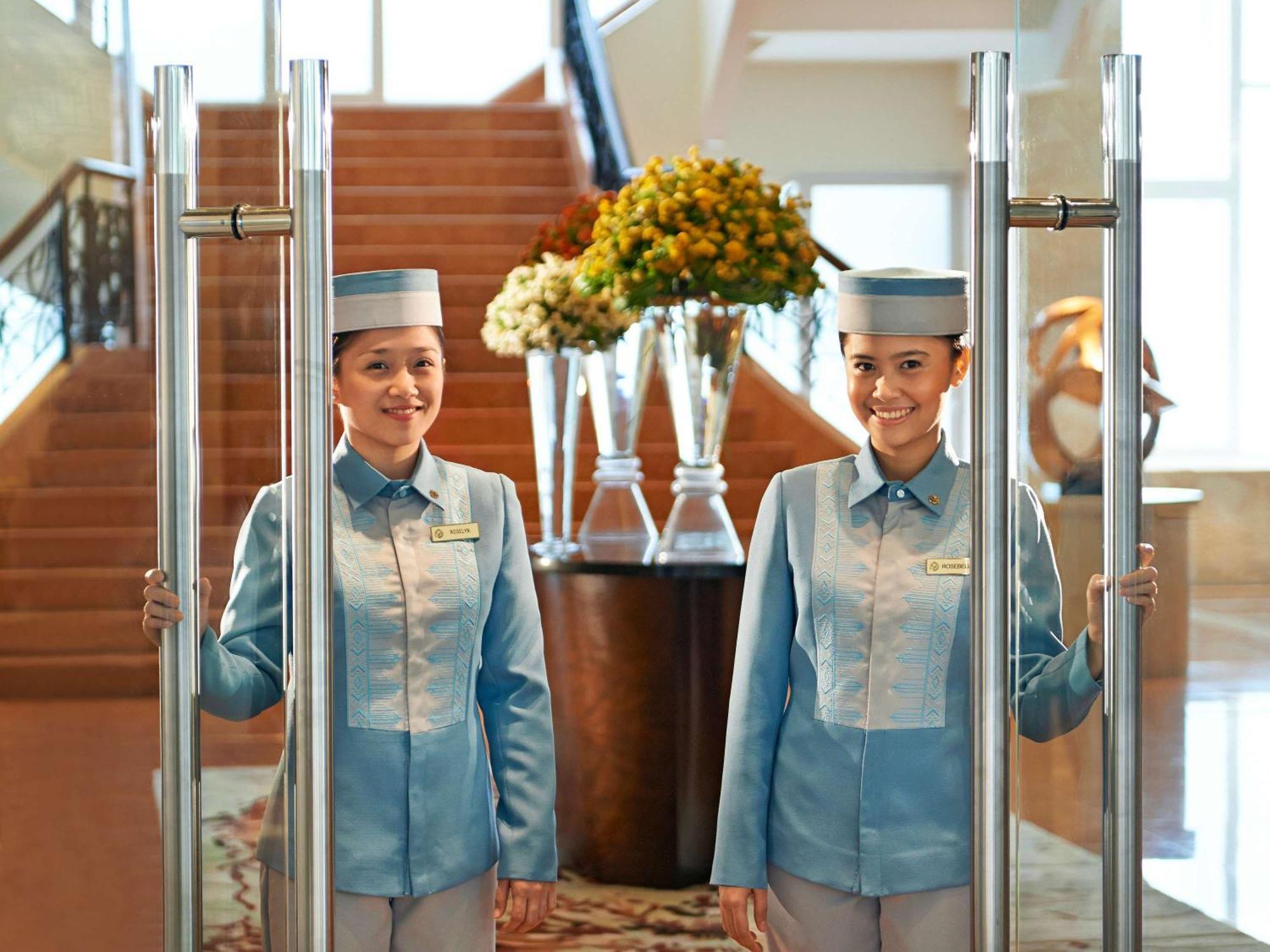 Fairmont Makati Hotel Makati City Екстериор снимка Doormen at the Shangri-La Hotel, Kuala Lumpur
