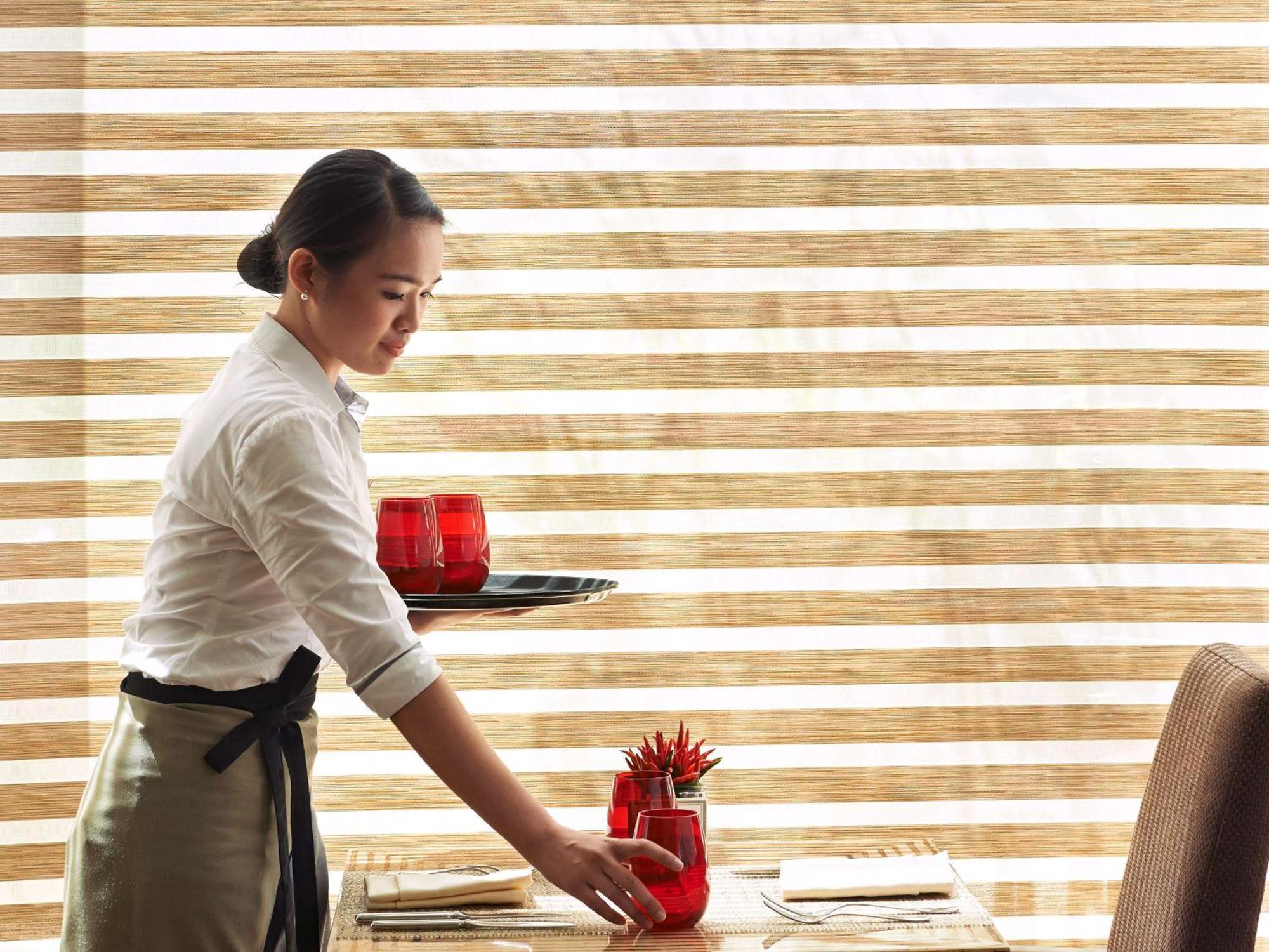Fairmont Makati Hotel Makati City Екстериор снимка A restaurant server