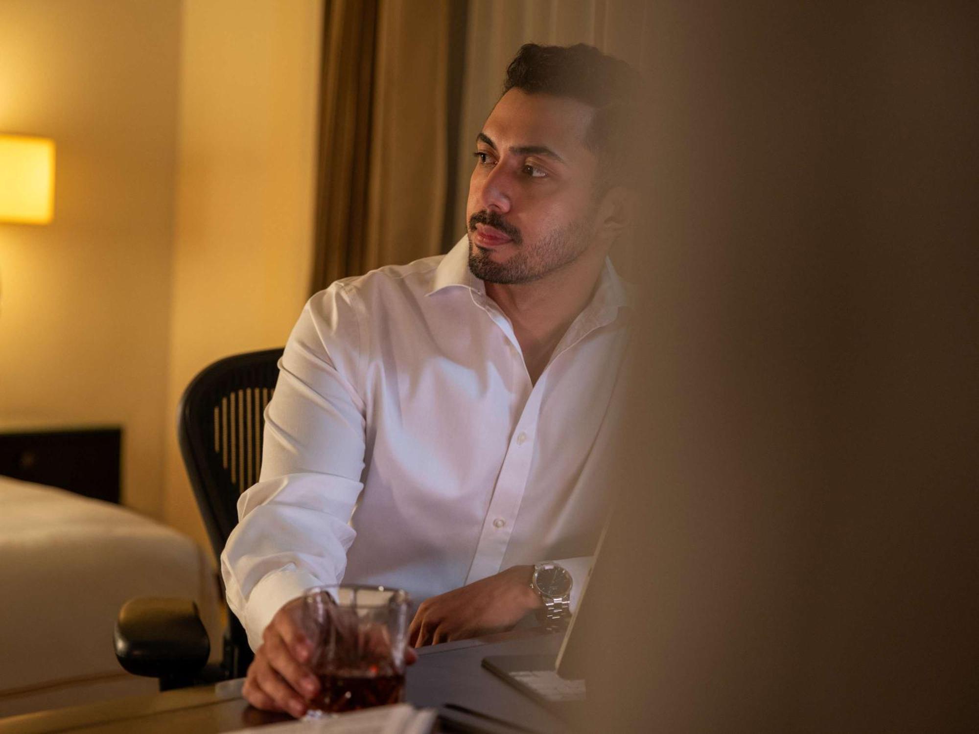Fairmont Makati Hotel Makati City Екстериор снимка A man drinking coffee