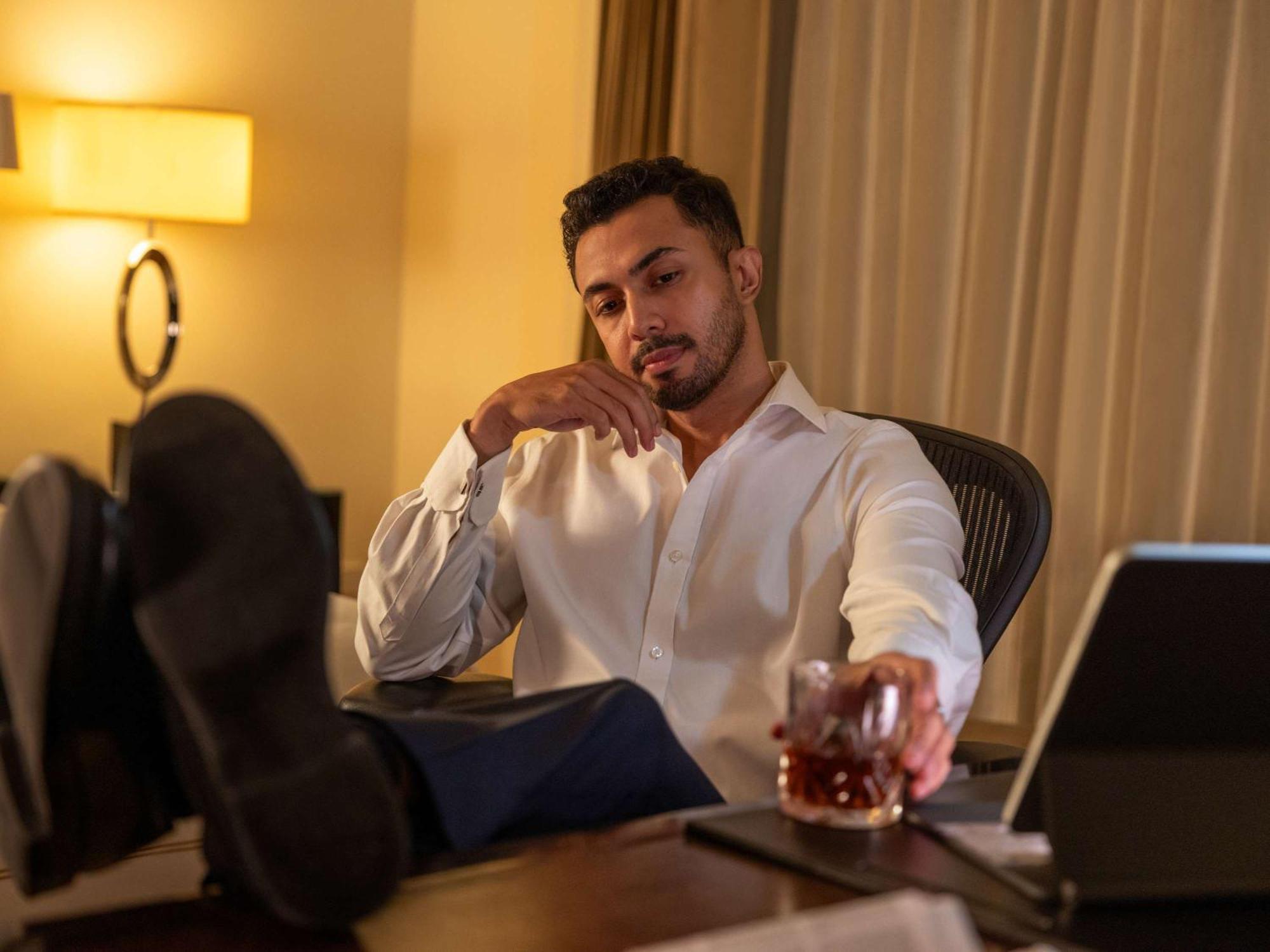 Fairmont Makati Hotel Makati City Екстериор снимка A businessman drinking alcohol