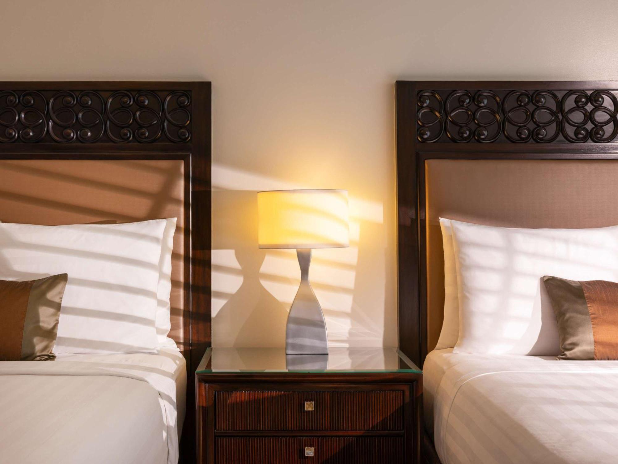 Fairmont Makati Hotel Makati City Екстериор снимка A lamp on a nightstand
