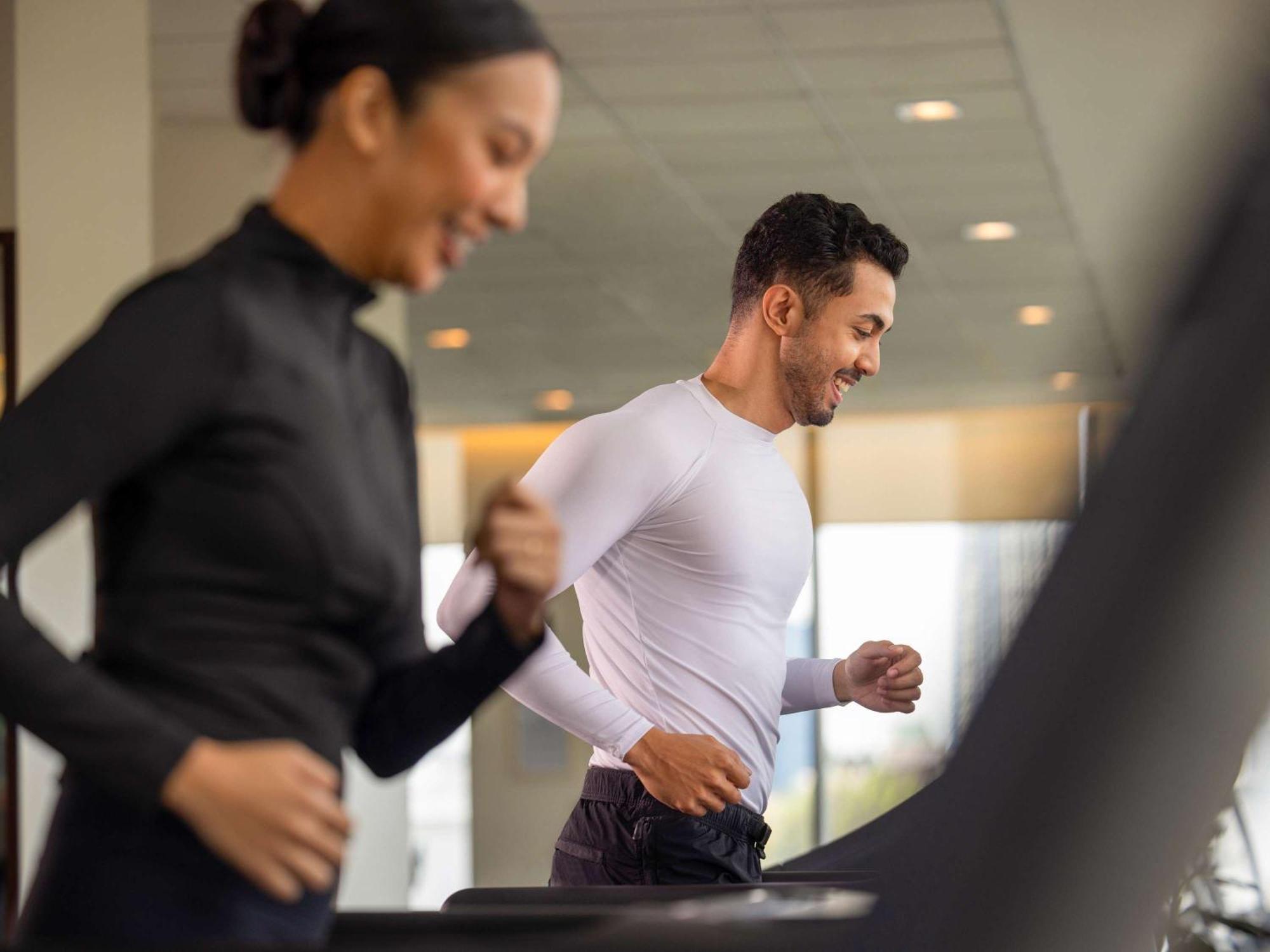 Fairmont Makati Hotel Makati City Екстериор снимка People exercising on a treadmill
