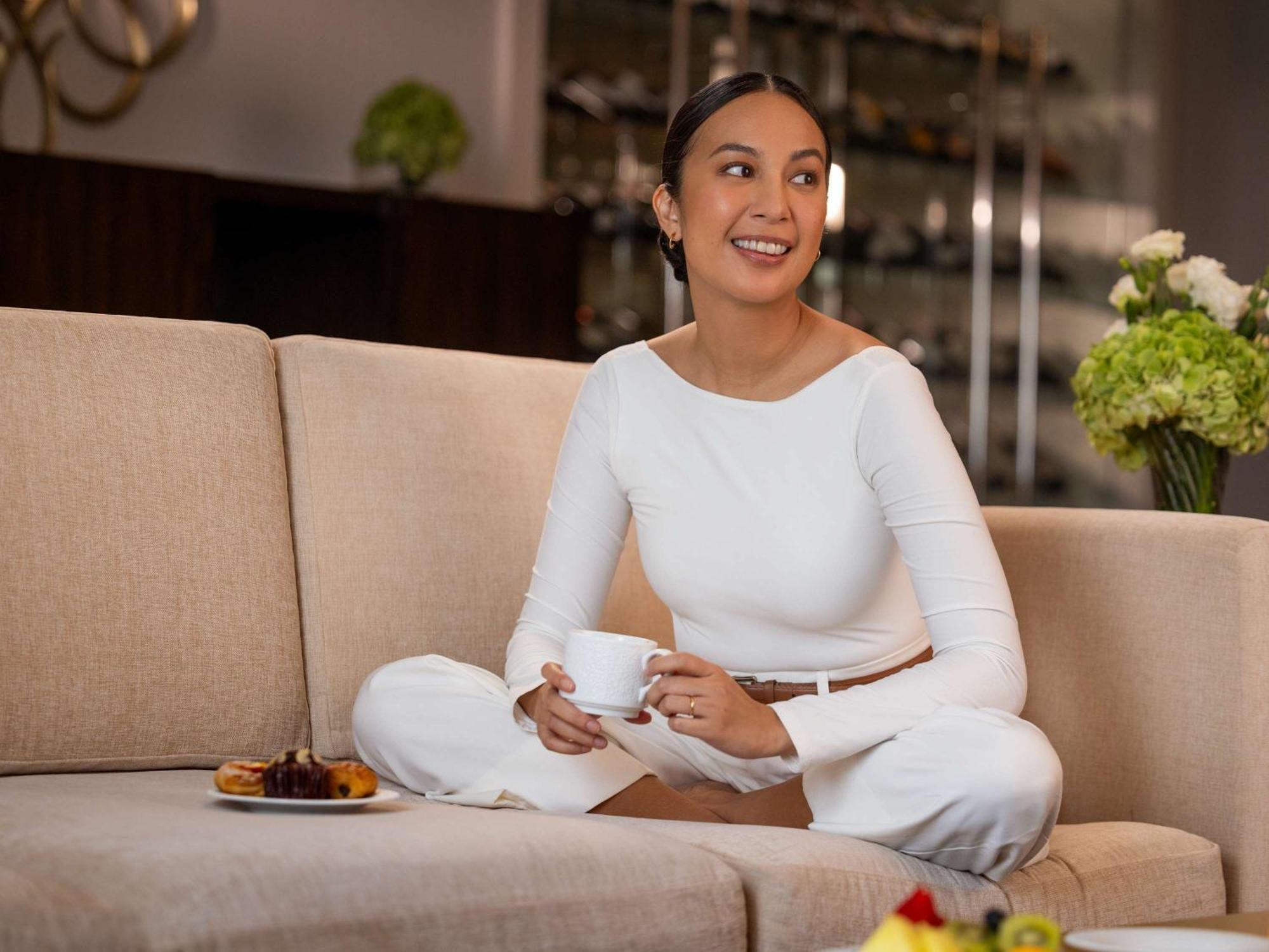 Fairmont Makati Hotel Makati City Екстериор снимка A woman sitting on a sofa