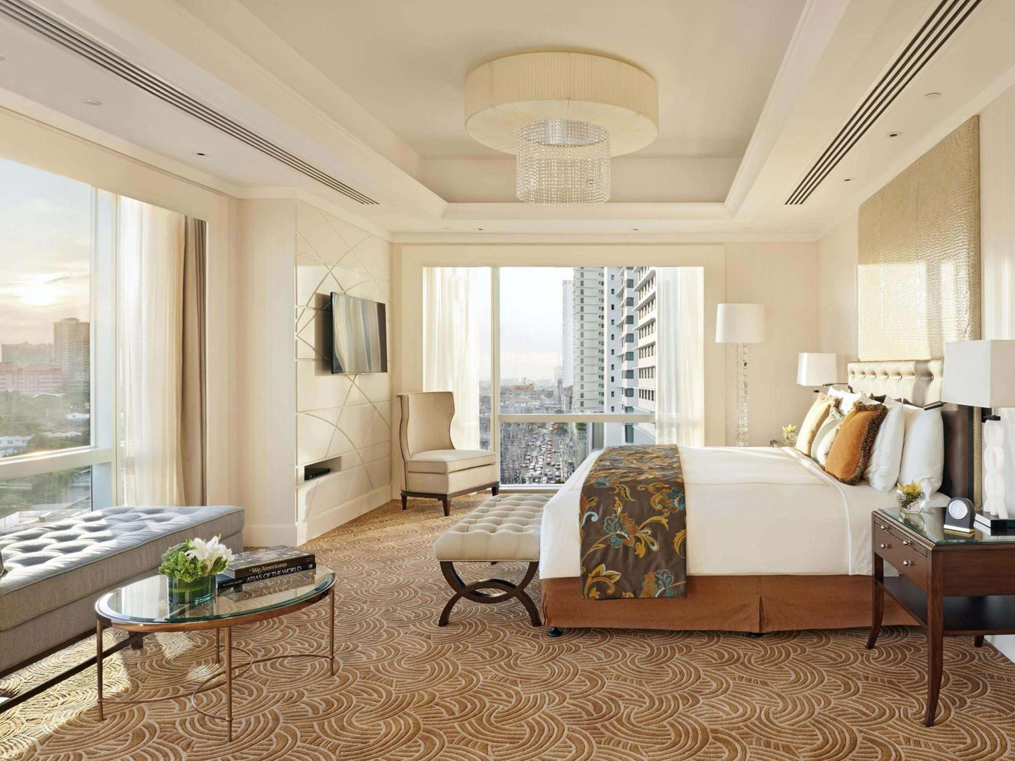 Fairmont Makati Hotel Makati City Екстериор снимка A bedroom at the Shangri-La Hotel, Kuala Lumpur
