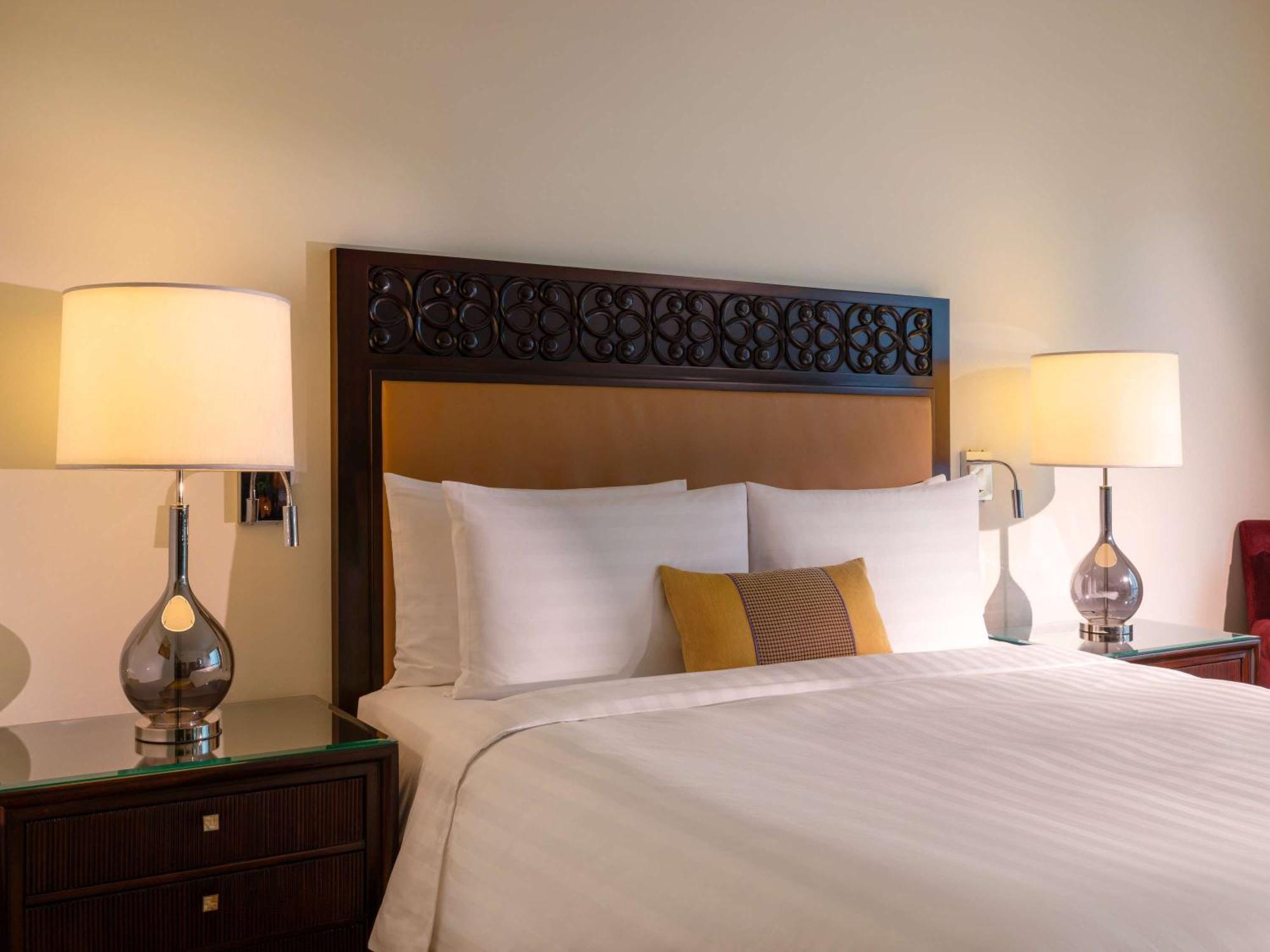Fairmont Makati Hotel Makati City Екстериор снимка A bed with a headboard