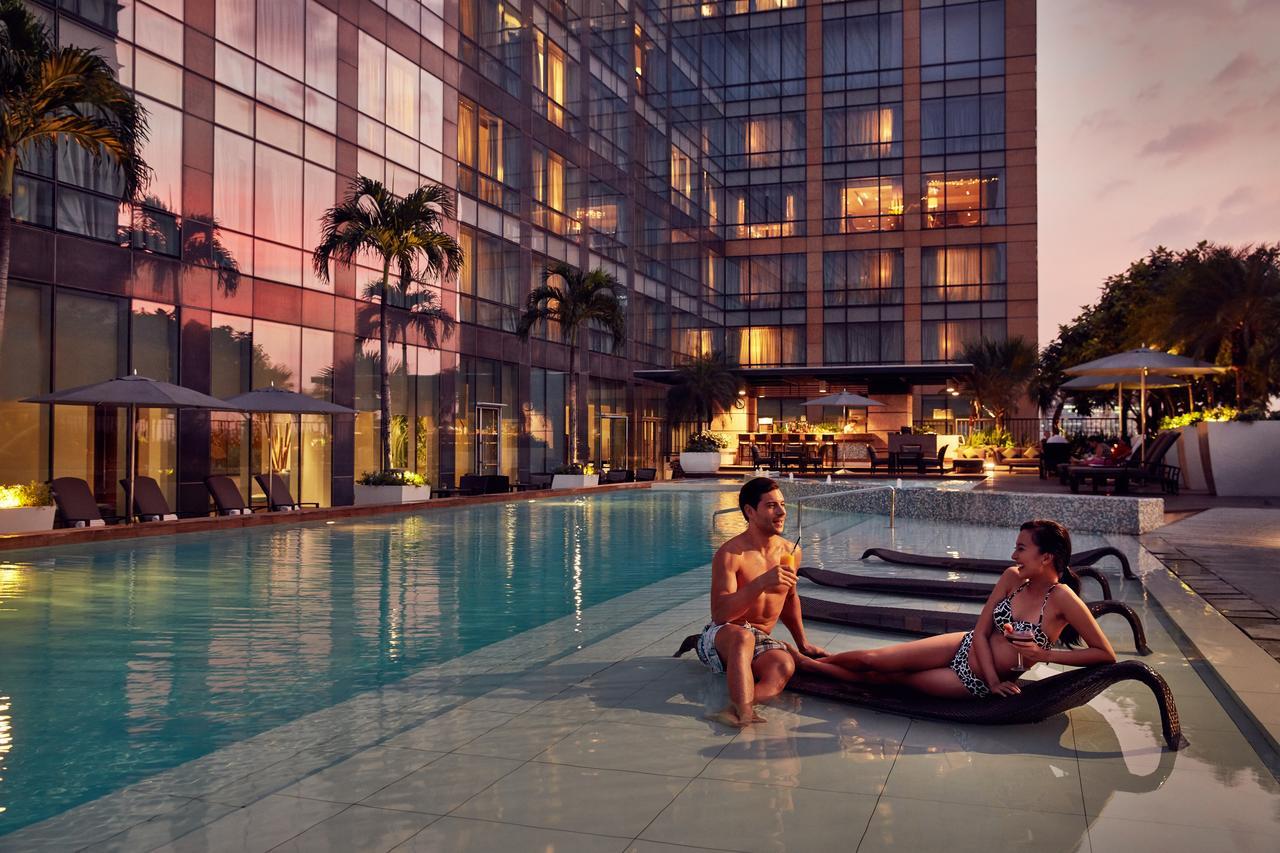 Fairmont Makati Hotel Makati City Екстериор снимка The pool at the hotel